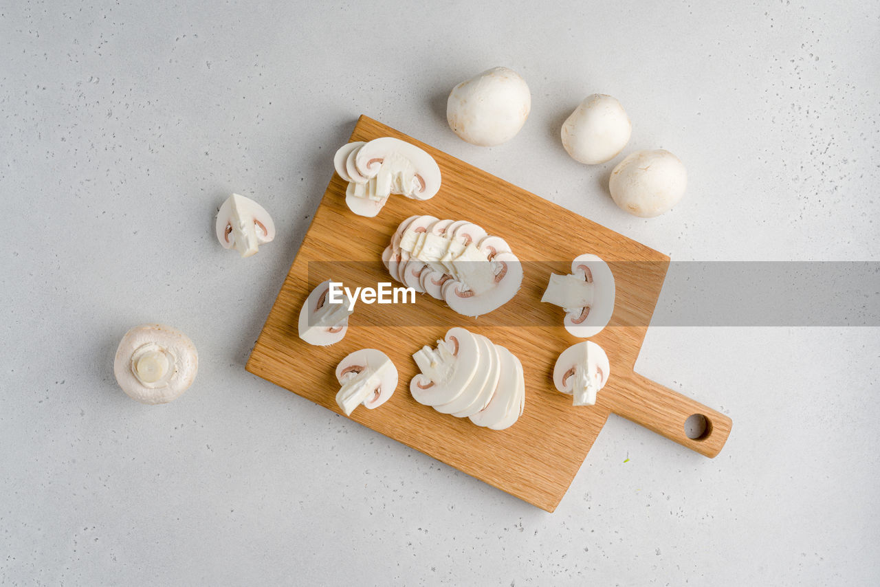 HIGH ANGLE VIEW OF EGGS ON TABLE