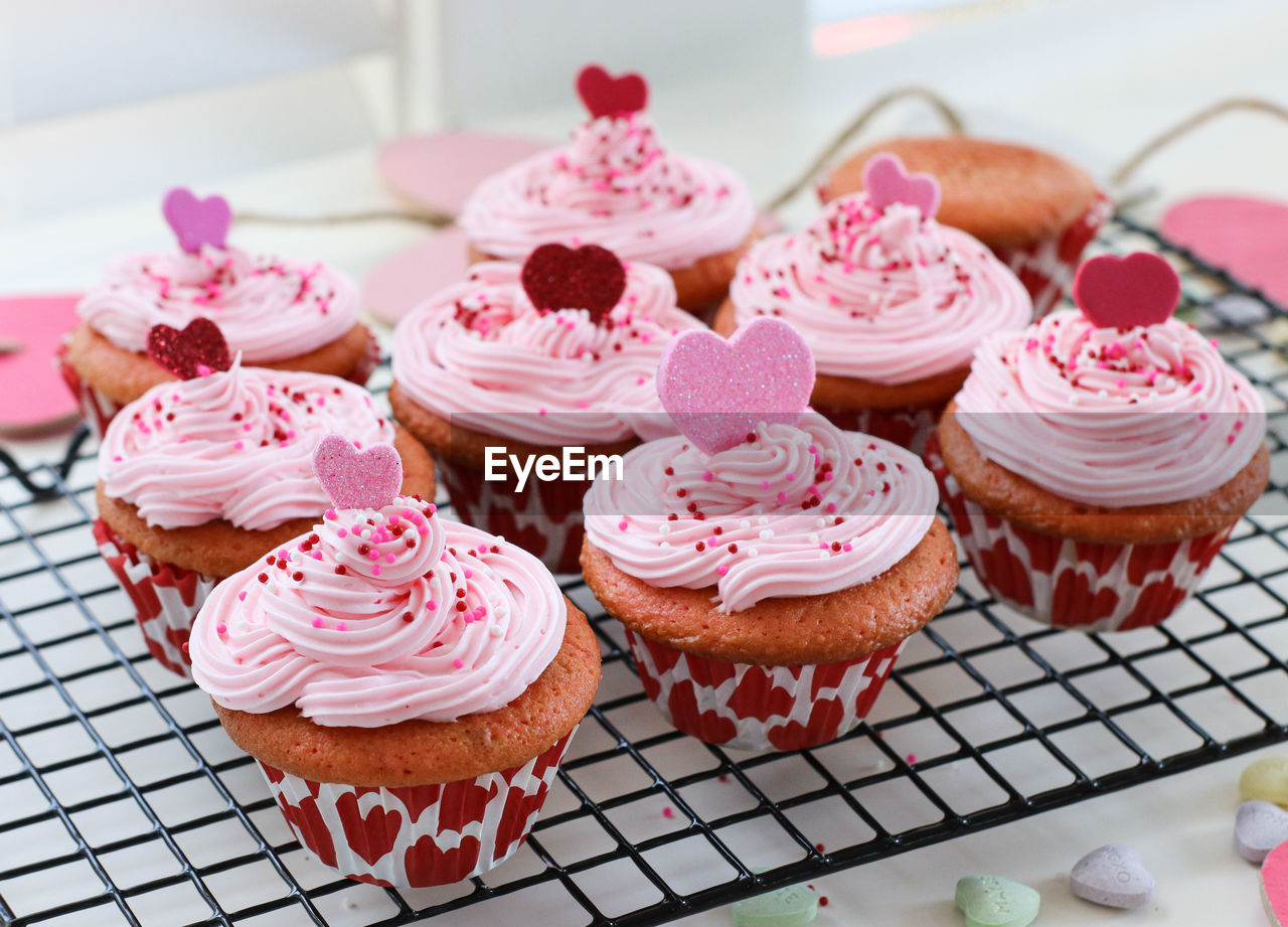 HIGH ANGLE VIEW OF CUPCAKES