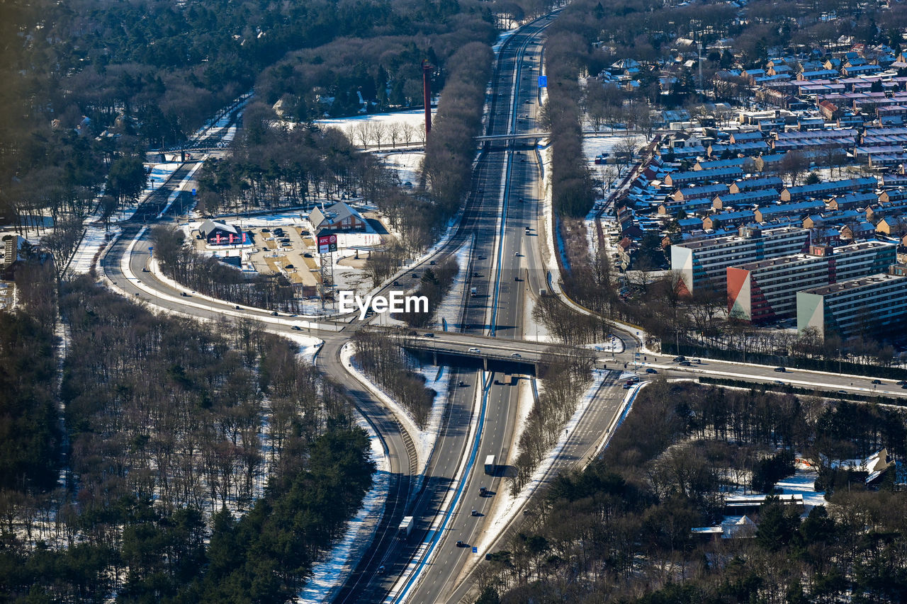 HIGH ANGLE VIEW OF TRAFFIC ON HIGHWAY