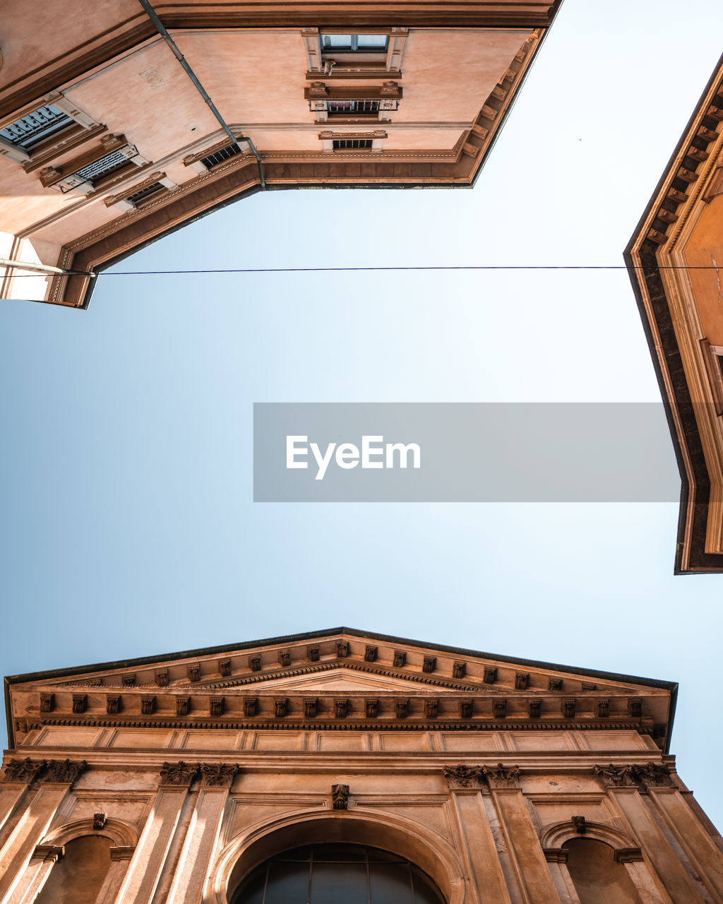 LOW ANGLE VIEW OF HISTORIC BUILDING AGAINST SKY