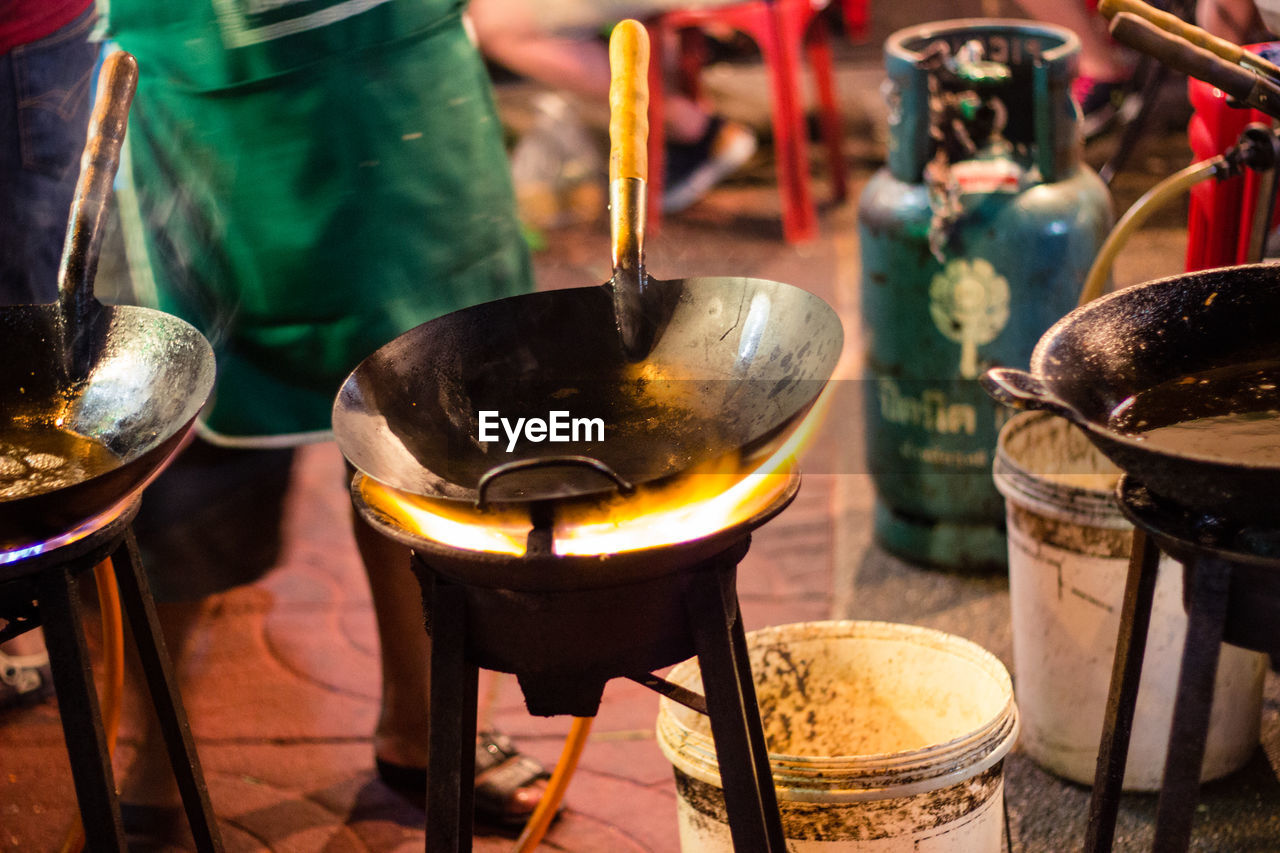 CLOSE-UP OF PREPARING FOOD ON TABLE