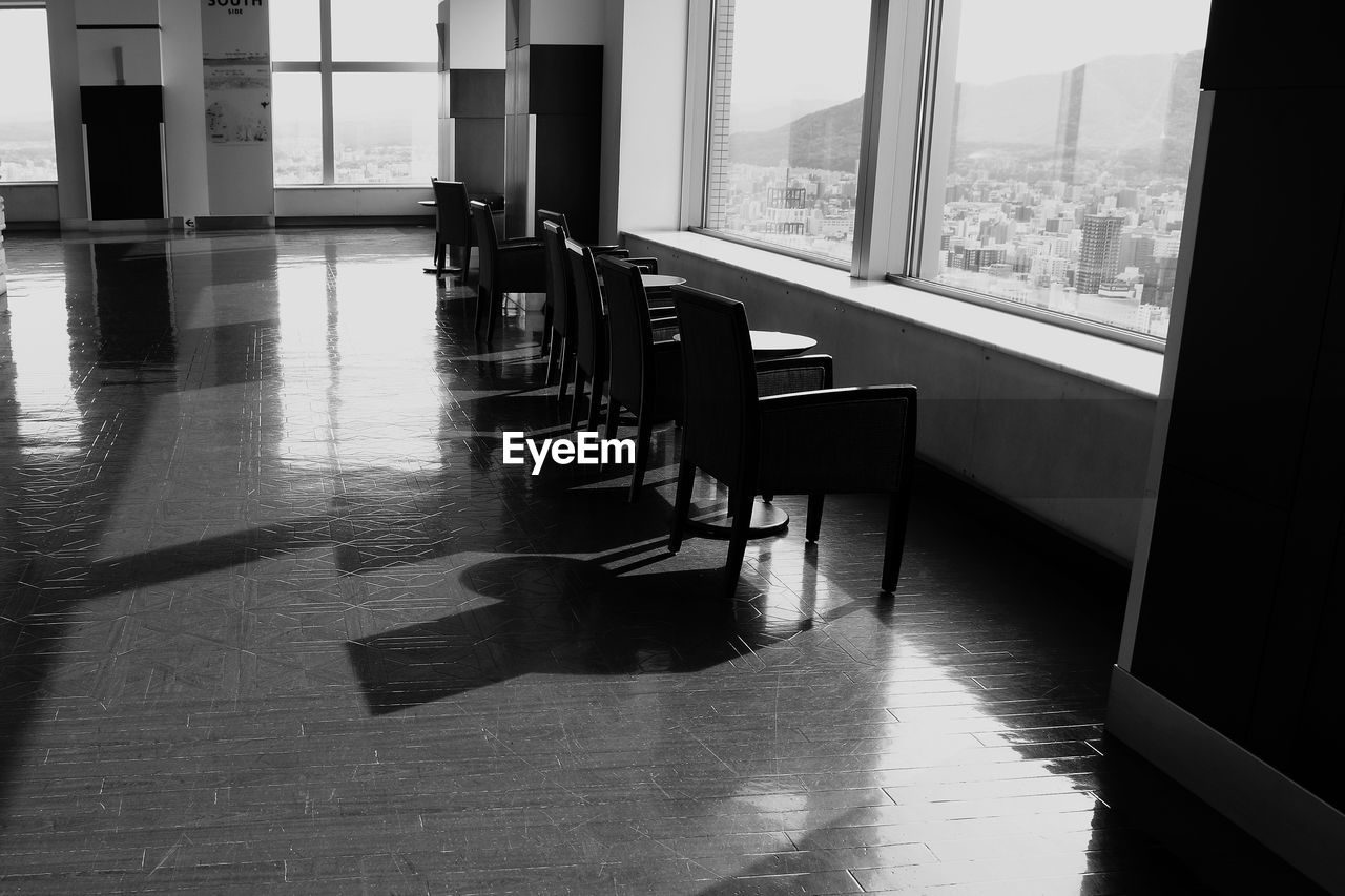 EMPTY CHAIRS AND TABLE IN ROOM