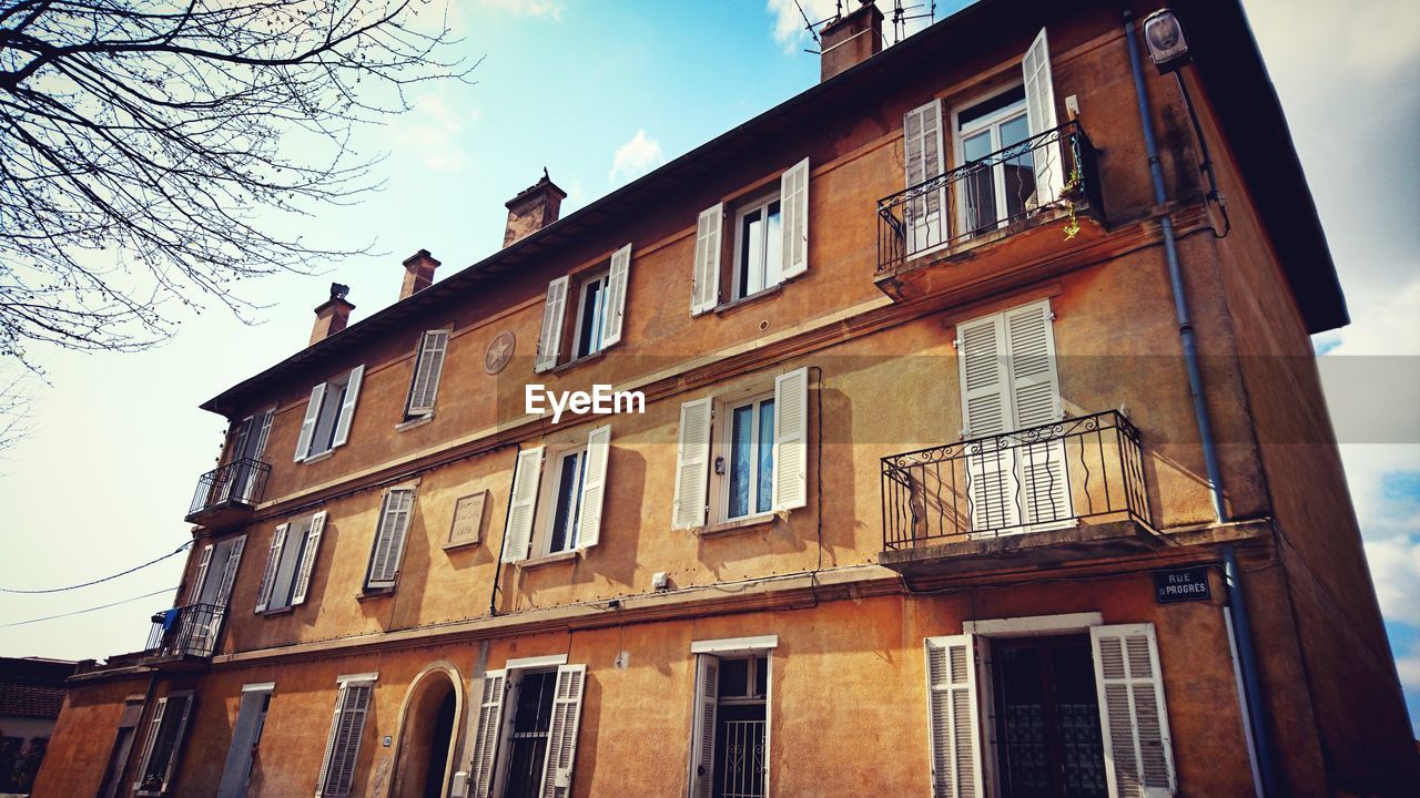 LOW ANGLE VIEW OF BUILDINGS AGAINST SKY