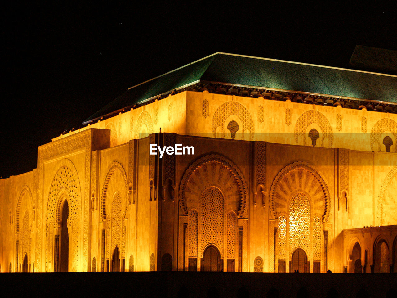 LOW ANGLE VIEW OF ILLUMINATED HISTORIC BUILDING AT NIGHT