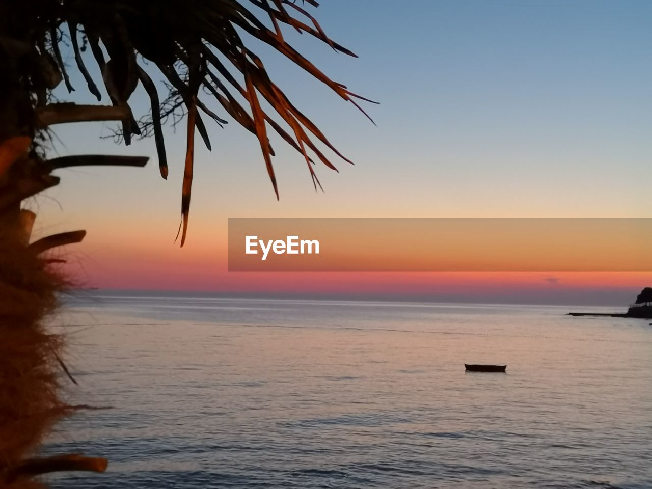 SCENIC VIEW OF SEA AGAINST SKY AT SUNSET