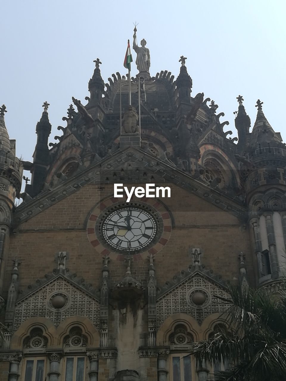 LOW ANGLE VIEW OF HISTORICAL BUILDING AGAINST SKY