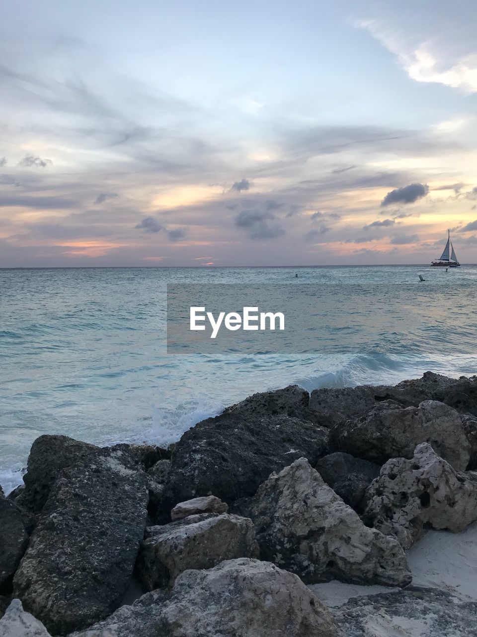 SCENIC VIEW OF SEA AGAINST CLOUDY SKY