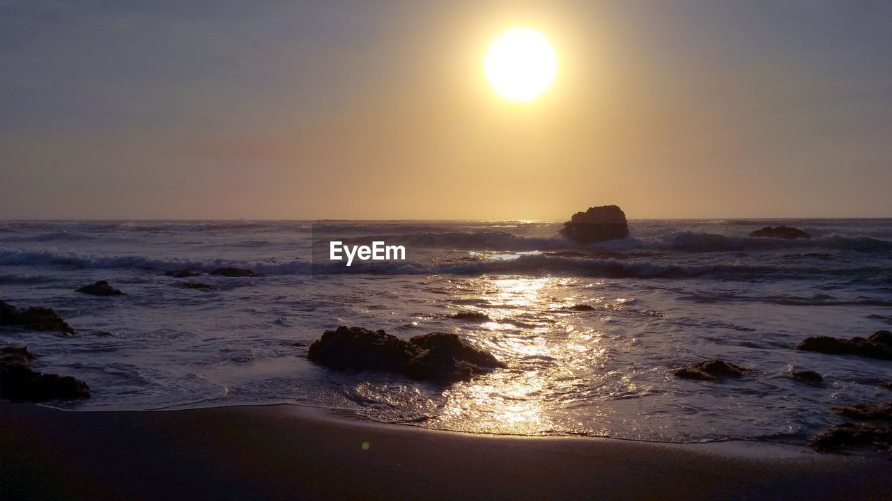 SCENIC VIEW OF SEA AGAINST SUNSET SKY