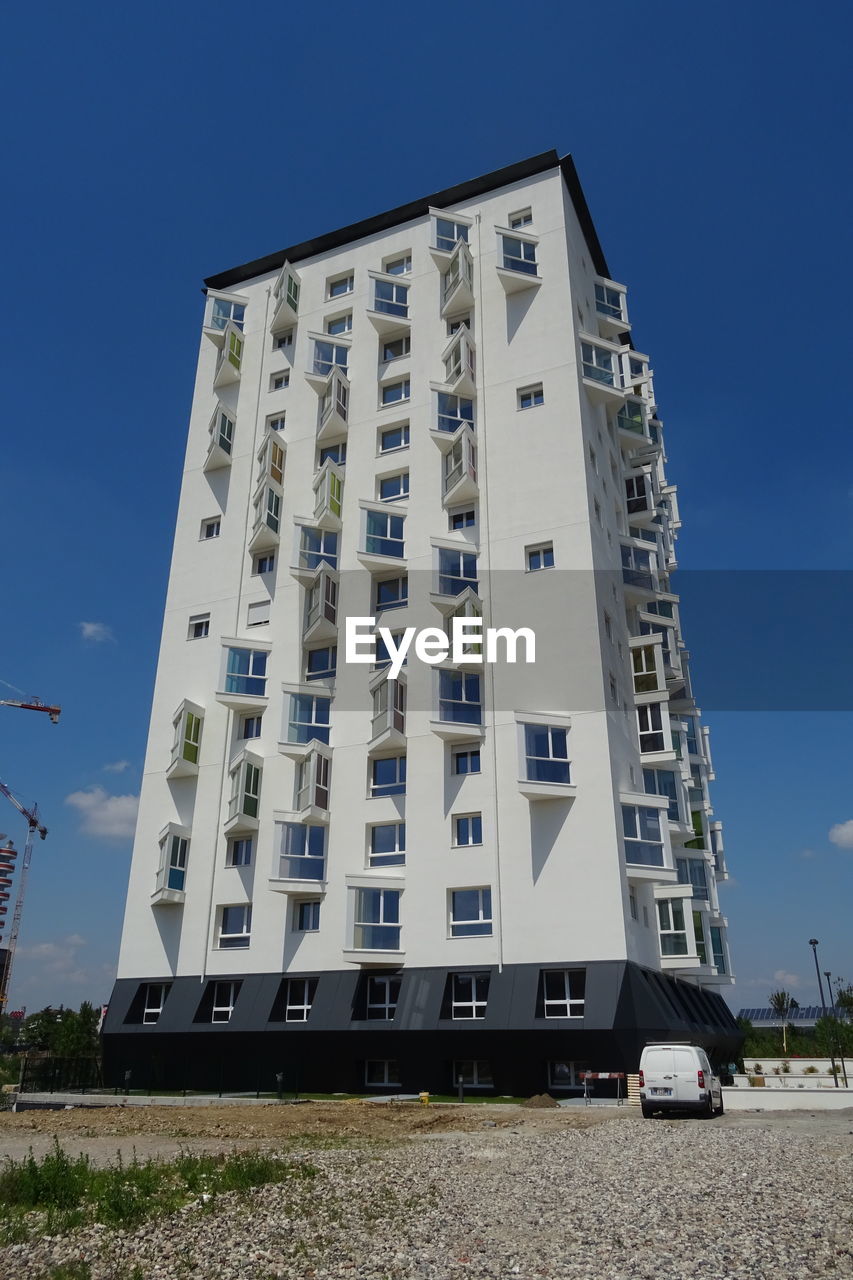 It is a building of social housting, a tower that develops 47 meters high with 14 floors 