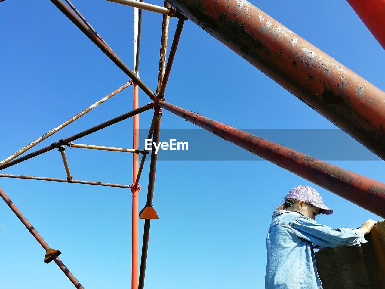 LOW ANGLE VIEW OF STATUE AGAINST SKY