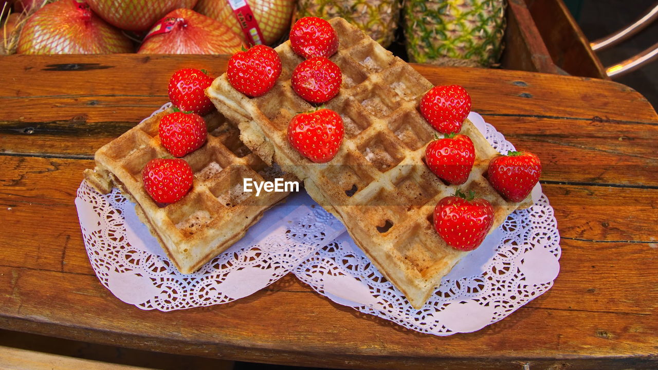 HIGH ANGLE VIEW OF STRAWBERRIES IN PLATE