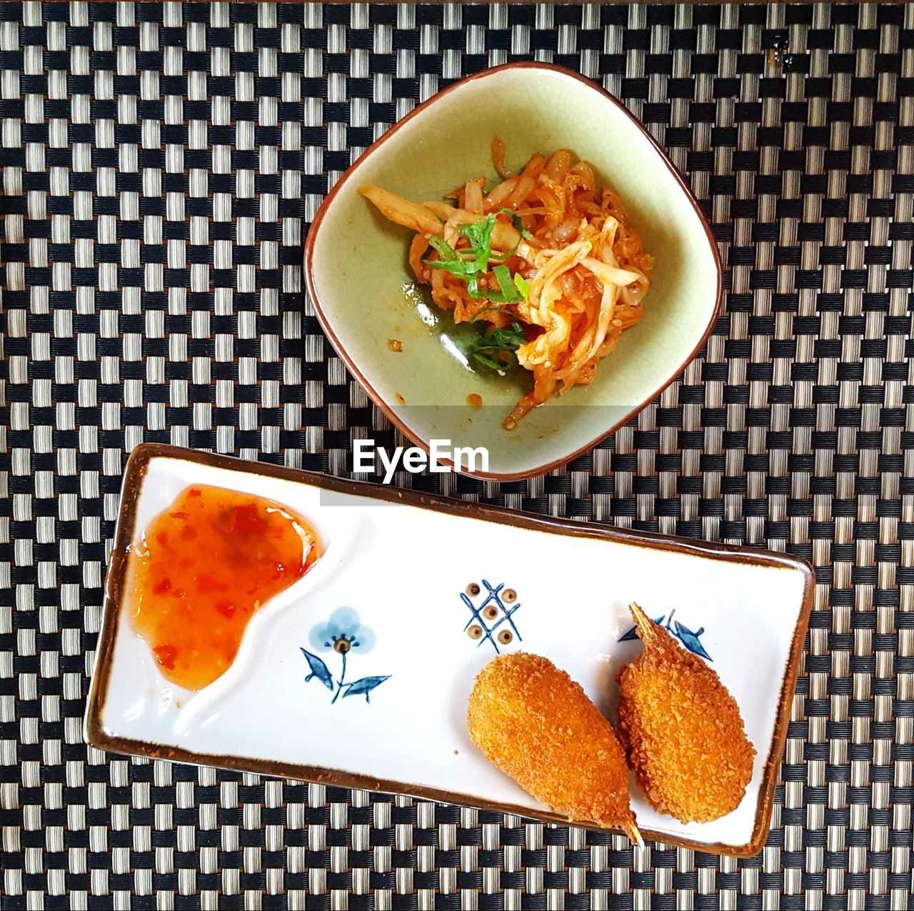 HIGH ANGLE VIEW OF FOOD SERVED IN PLATE ON TABLE