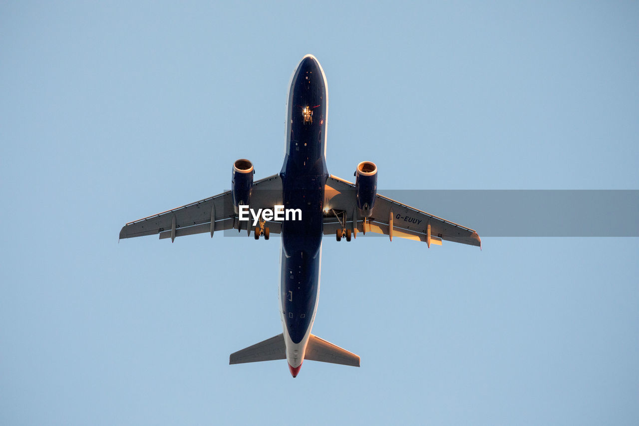 LOW ANGLE VIEW OF AIRPLANE AGAINST CLEAR SKY