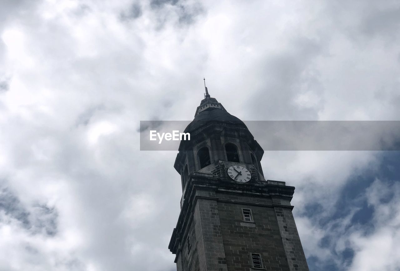 LOW ANGLE VIEW OF CLOCK TOWER OF BUILDING AGAINST SKY