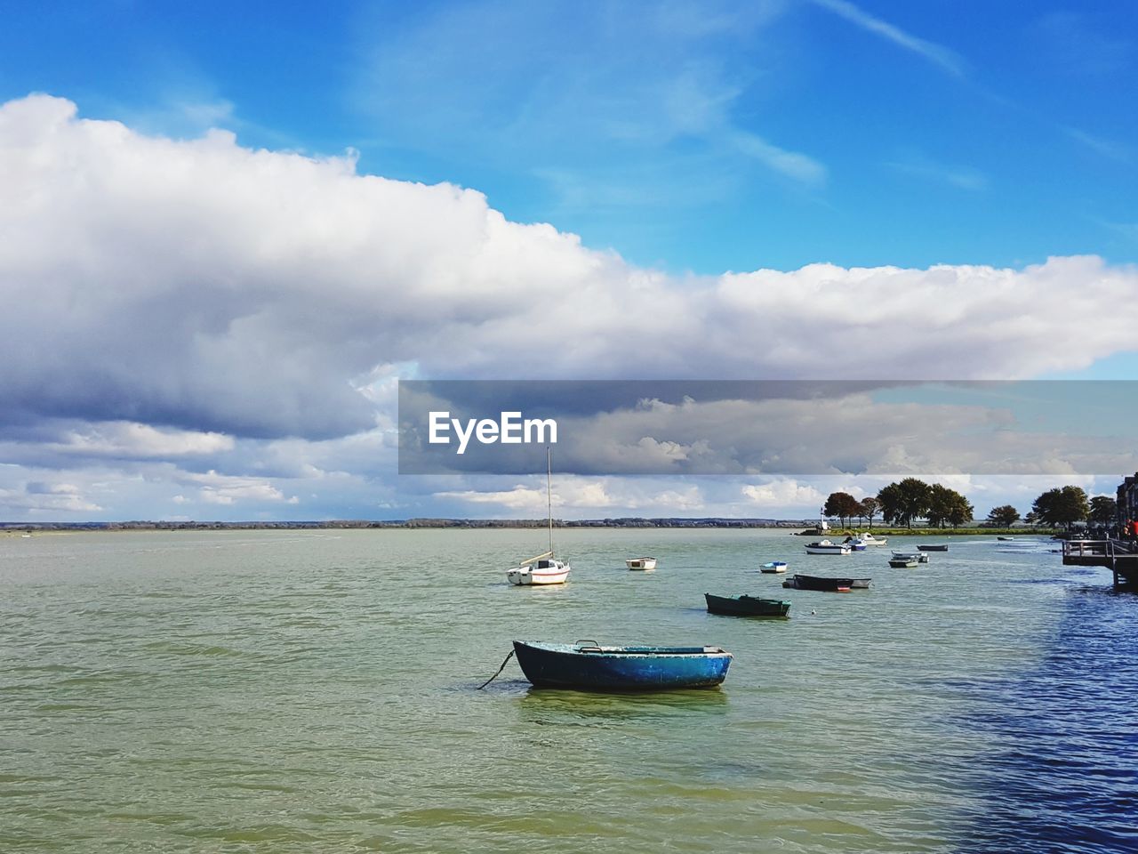 BOATS IN SEA AGAINST SKY