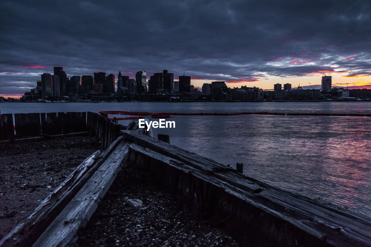 SCENIC VIEW OF RIVER BY BUILDINGS AGAINST SKY