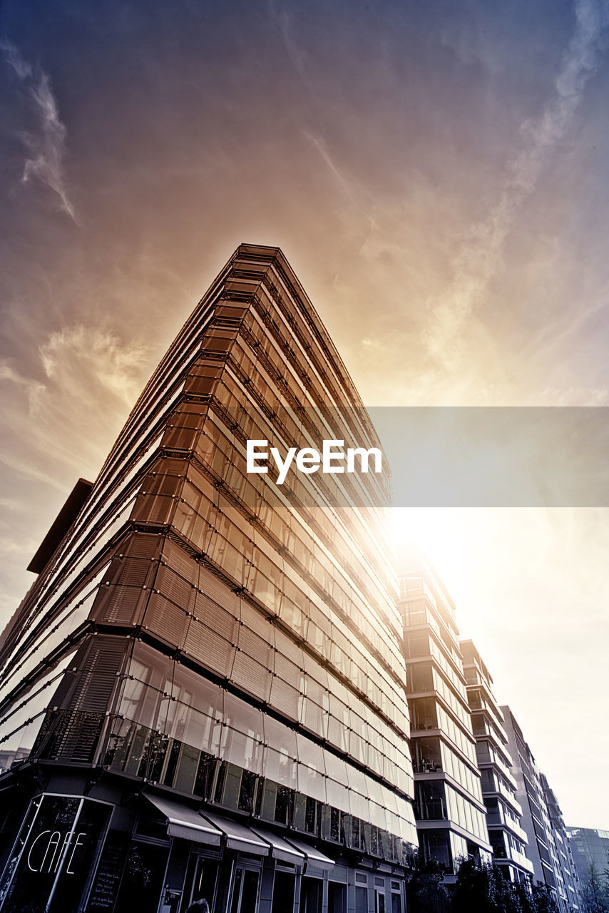 LOW ANGLE VIEW OF MODERN BUILDINGS AGAINST SKY