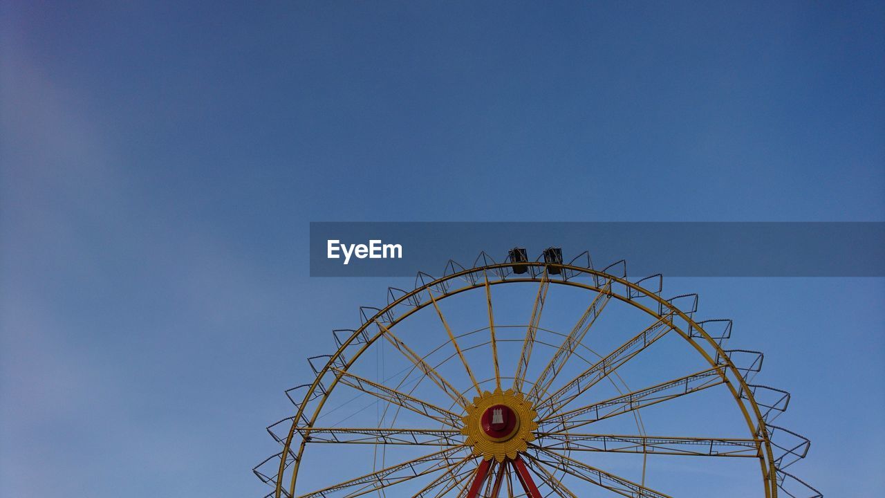 LOW ANGLE VIEW OF FERRIS WHEEL AGAINST SKY