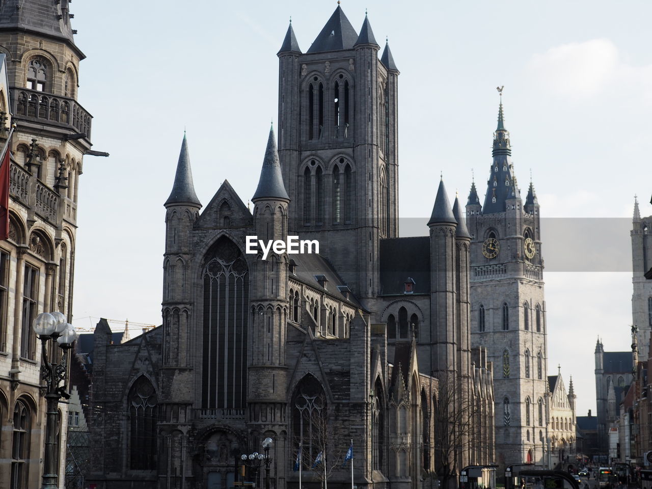 LOW ANGLE VIEW OF BUILDINGS IN CITY