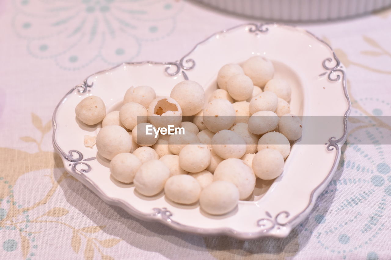 HIGH ANGLE VIEW OF CANDIES IN PLATE