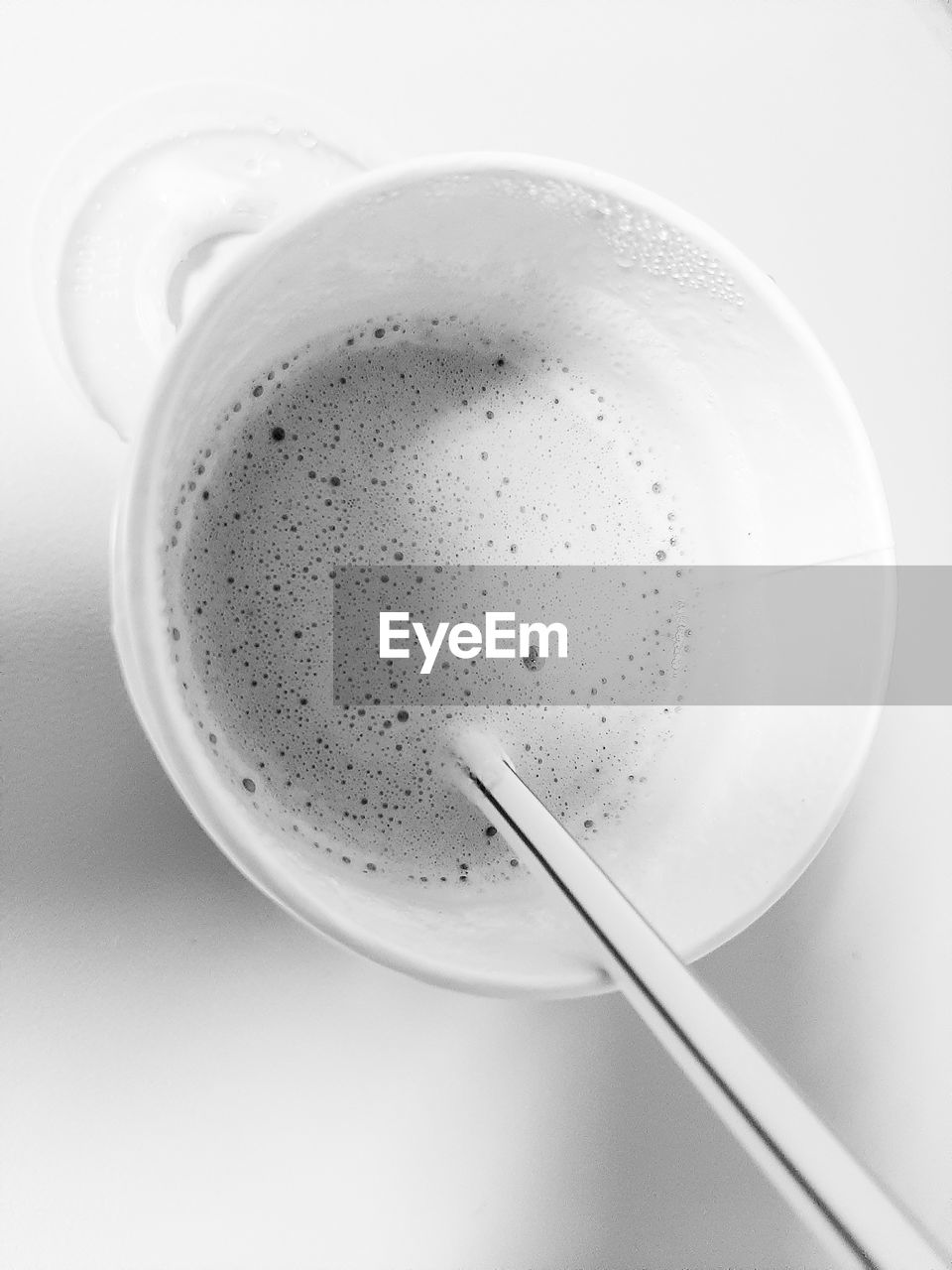 HIGH ANGLE VIEW OF COFFEE ON TABLE AGAINST WHITE BACKGROUND