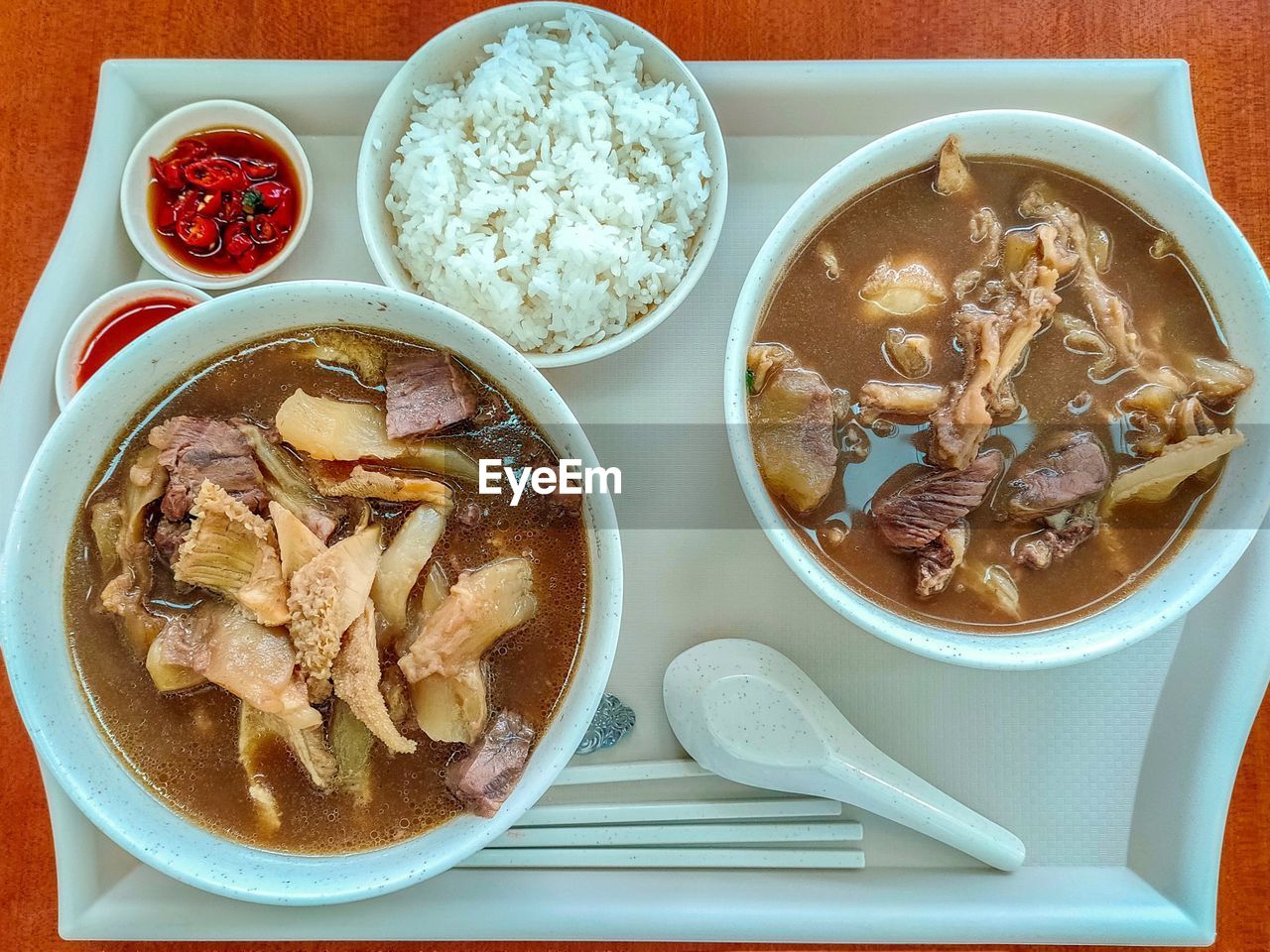 HIGH ANGLE VIEW OF MEAL SERVED IN BOWL