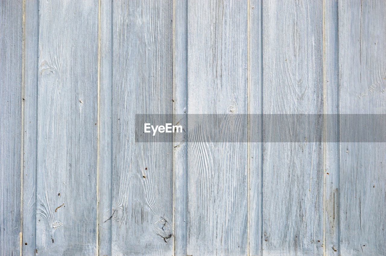 FULL FRAME SHOT OF WEATHERED WOODEN PLANK
