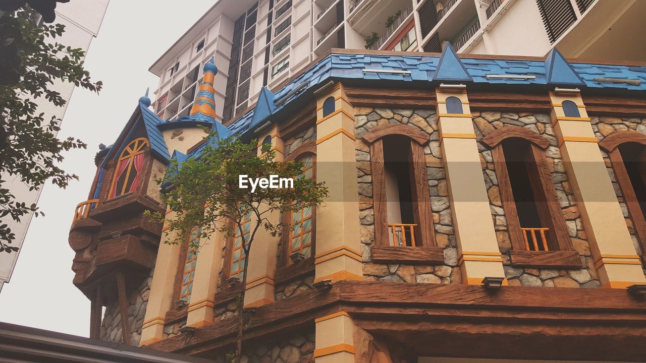 LOW ANGLE VIEW OF RESIDENTIAL BUILDING AGAINST SKY