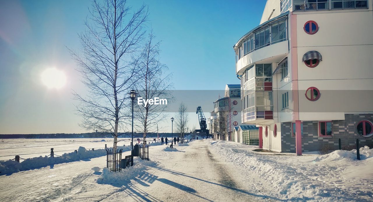 SNOW COVERED BUILDINGS IN CITY