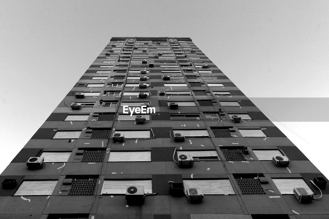 LOW ANGLE VIEW OF BUILDING AGAINST CLEAR SKY