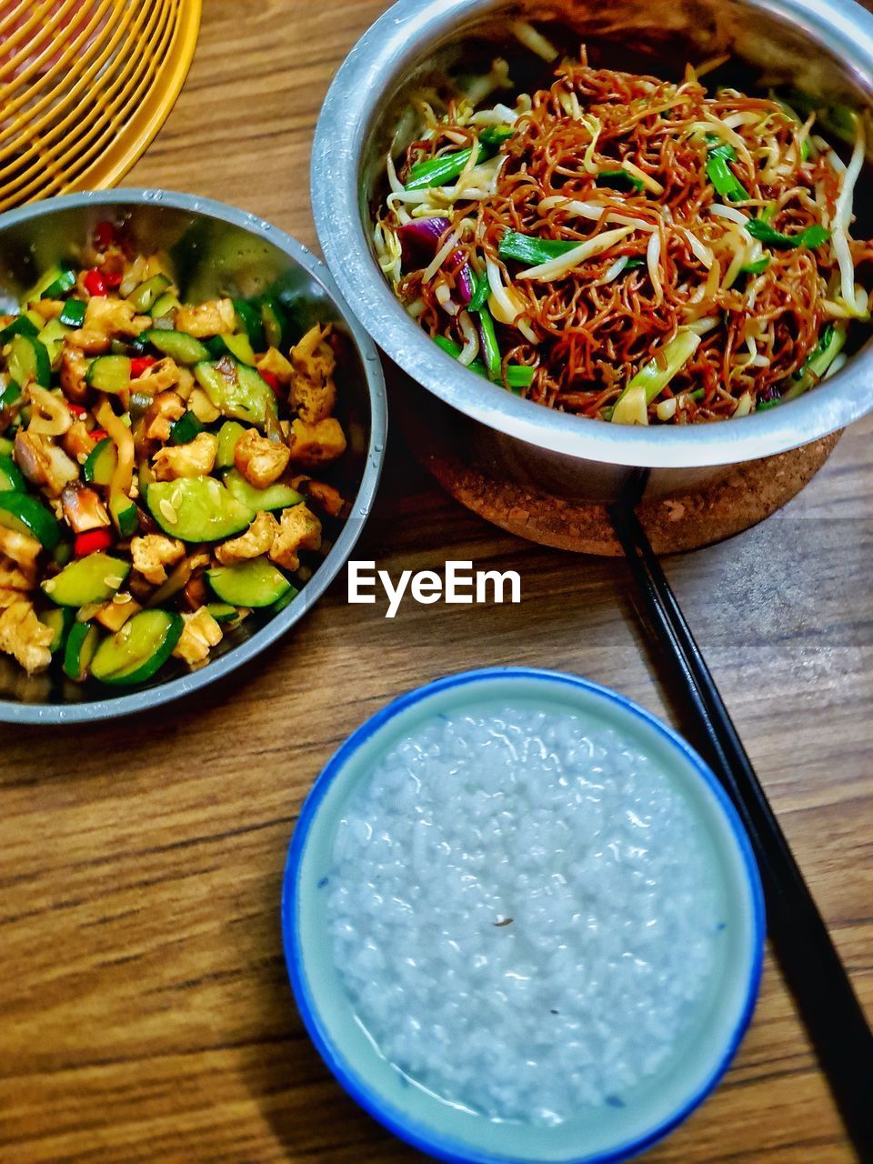 HIGH ANGLE VIEW OF FOOD ON TABLE