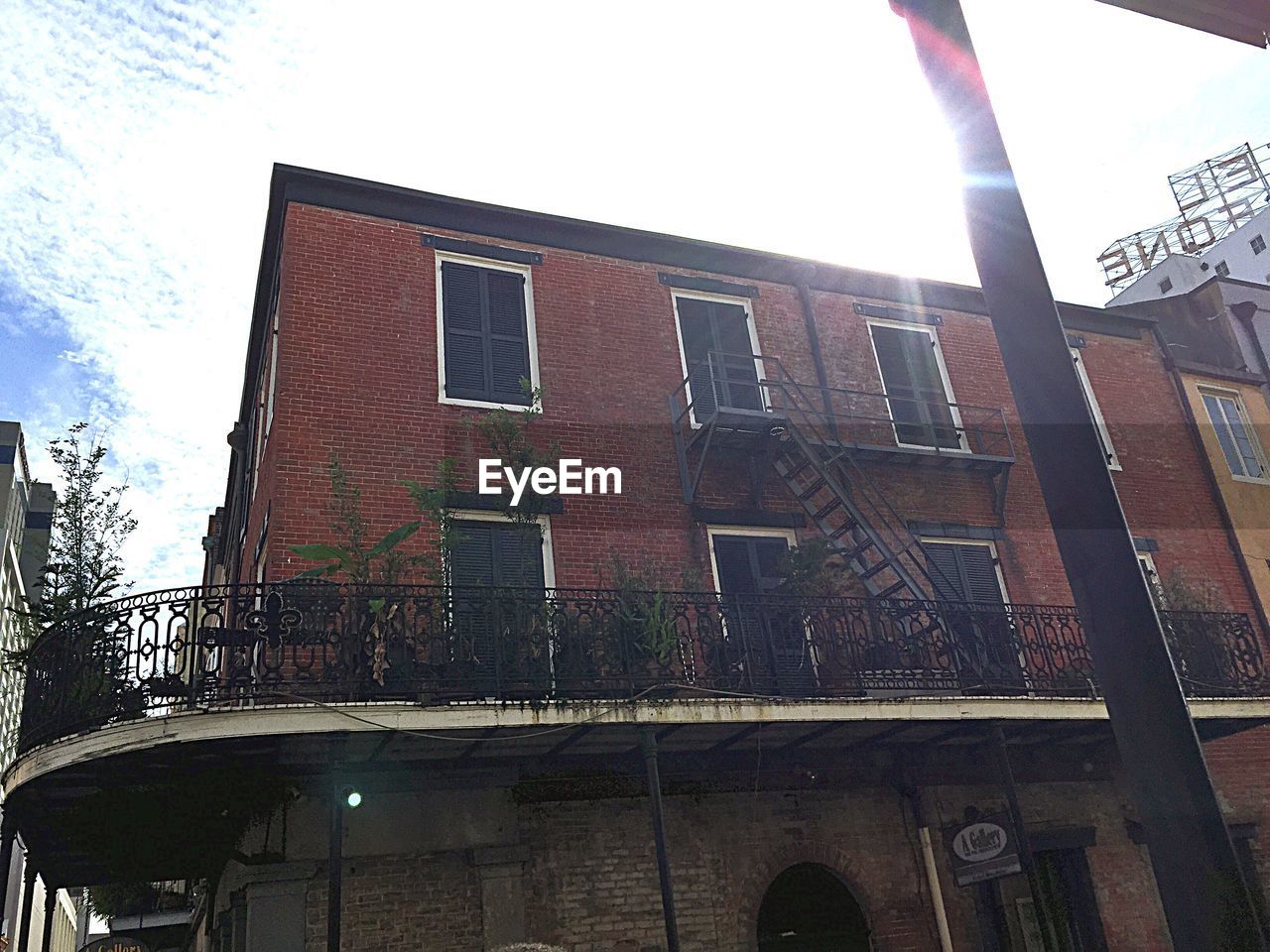 LOW ANGLE VIEW OF BUILT STRUCTURE AGAINST CLEAR SKY