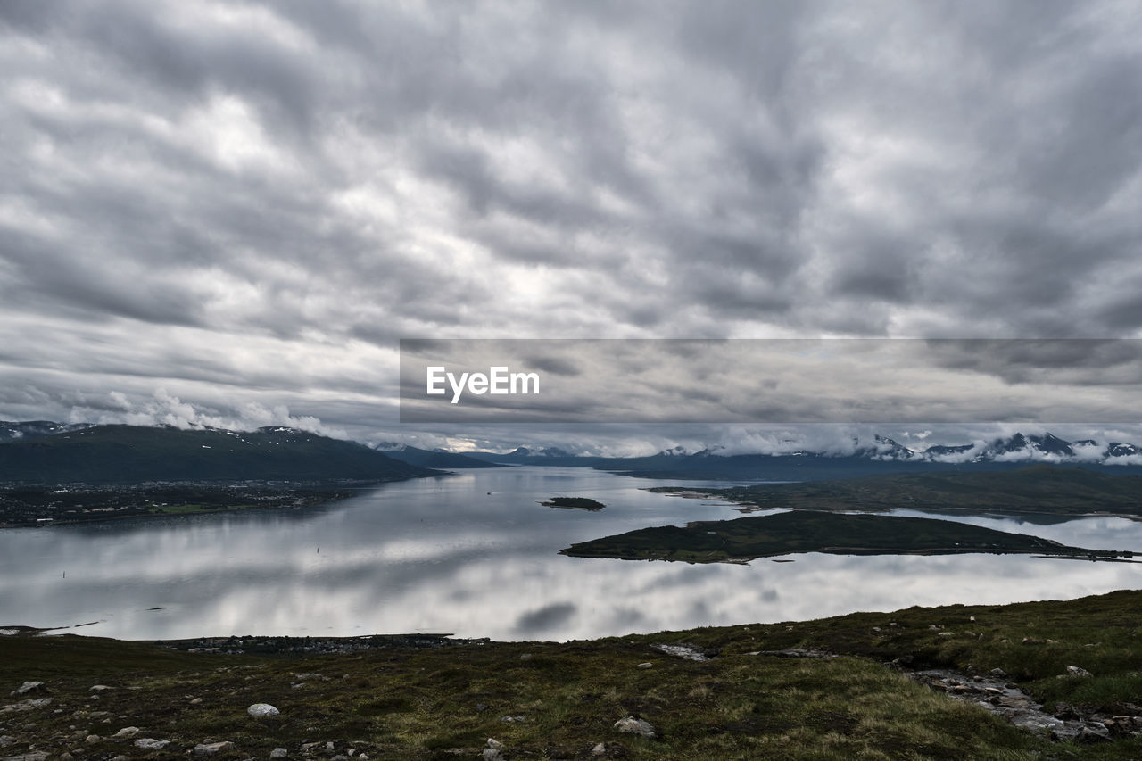 PANORAMIC VIEW OF LAKE AGAINST CLOUDY SKY