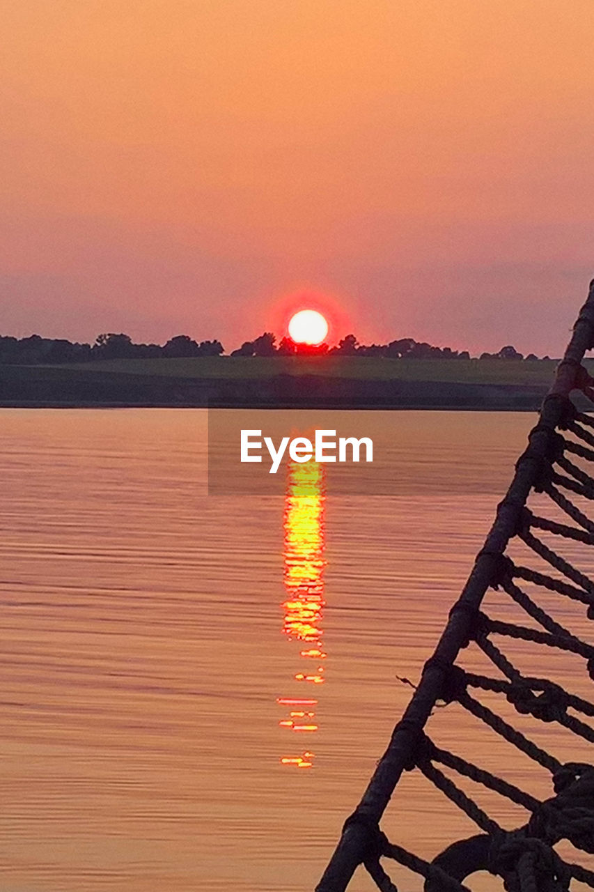 SCENIC VIEW OF SEA AGAINST SKY AT SUNSET