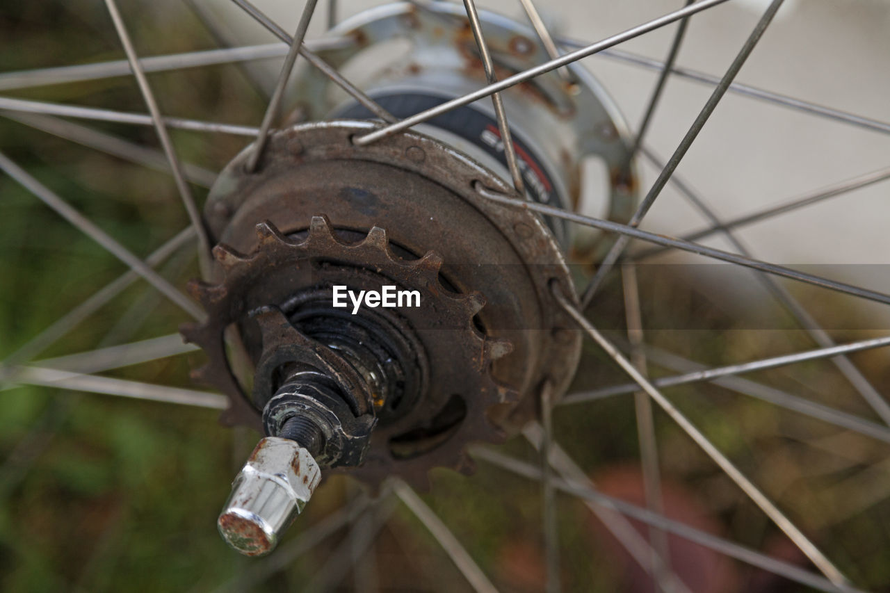 CLOSE-UP OF RUSTY BICYCLE