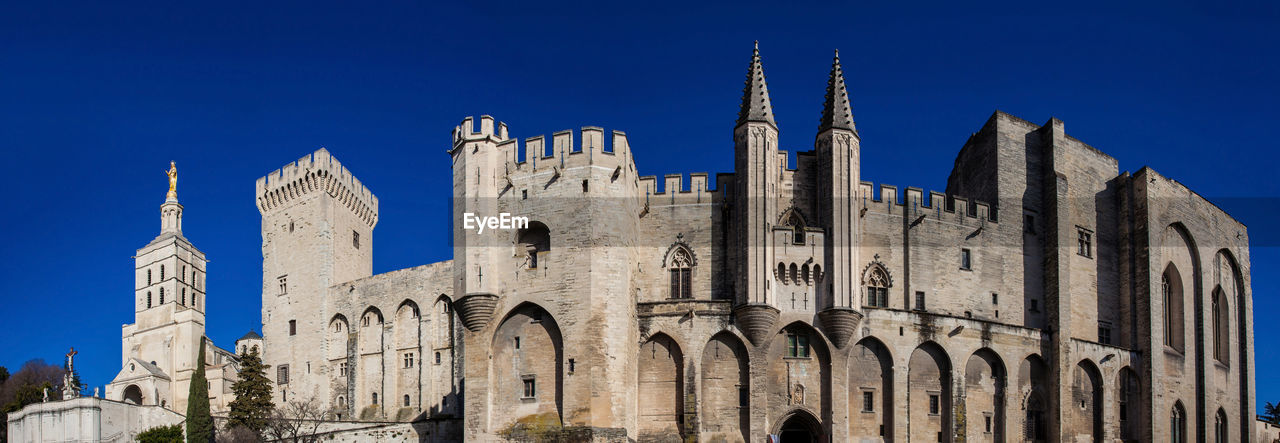 LOW ANGLE VIEW OF HISTORICAL BUILDING AGAINST BLUE SKY