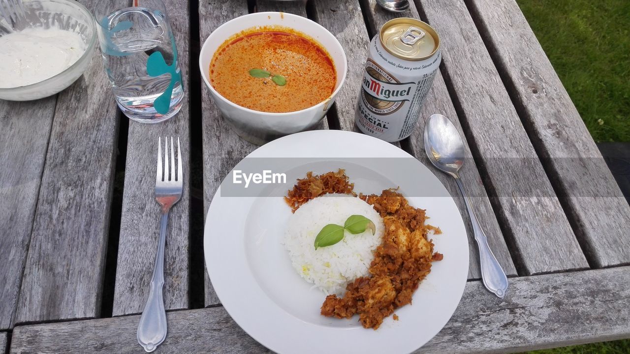 HIGH ANGLE VIEW OF FOOD ON TABLE