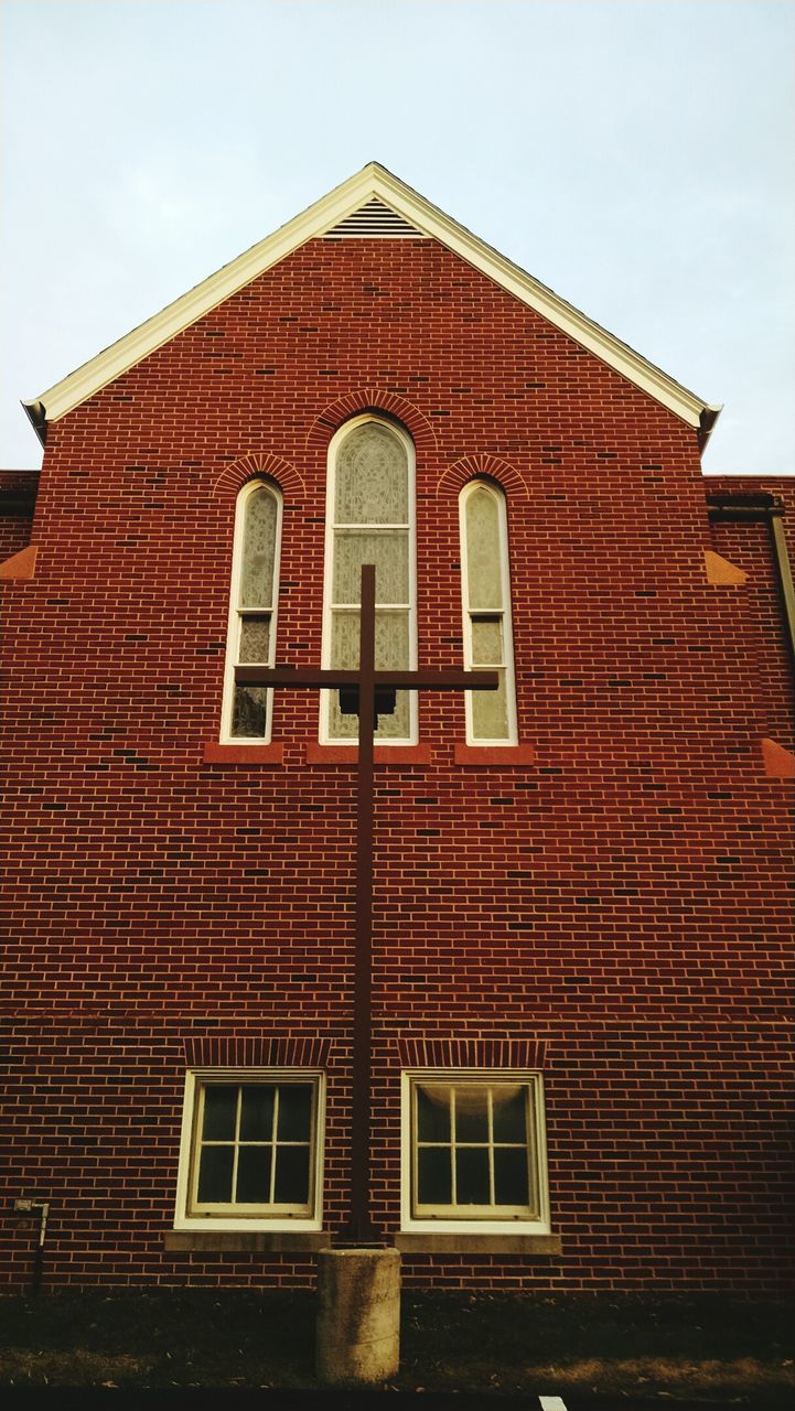 LOW ANGLE VIEW OF BUILDINGS AGAINST SKY