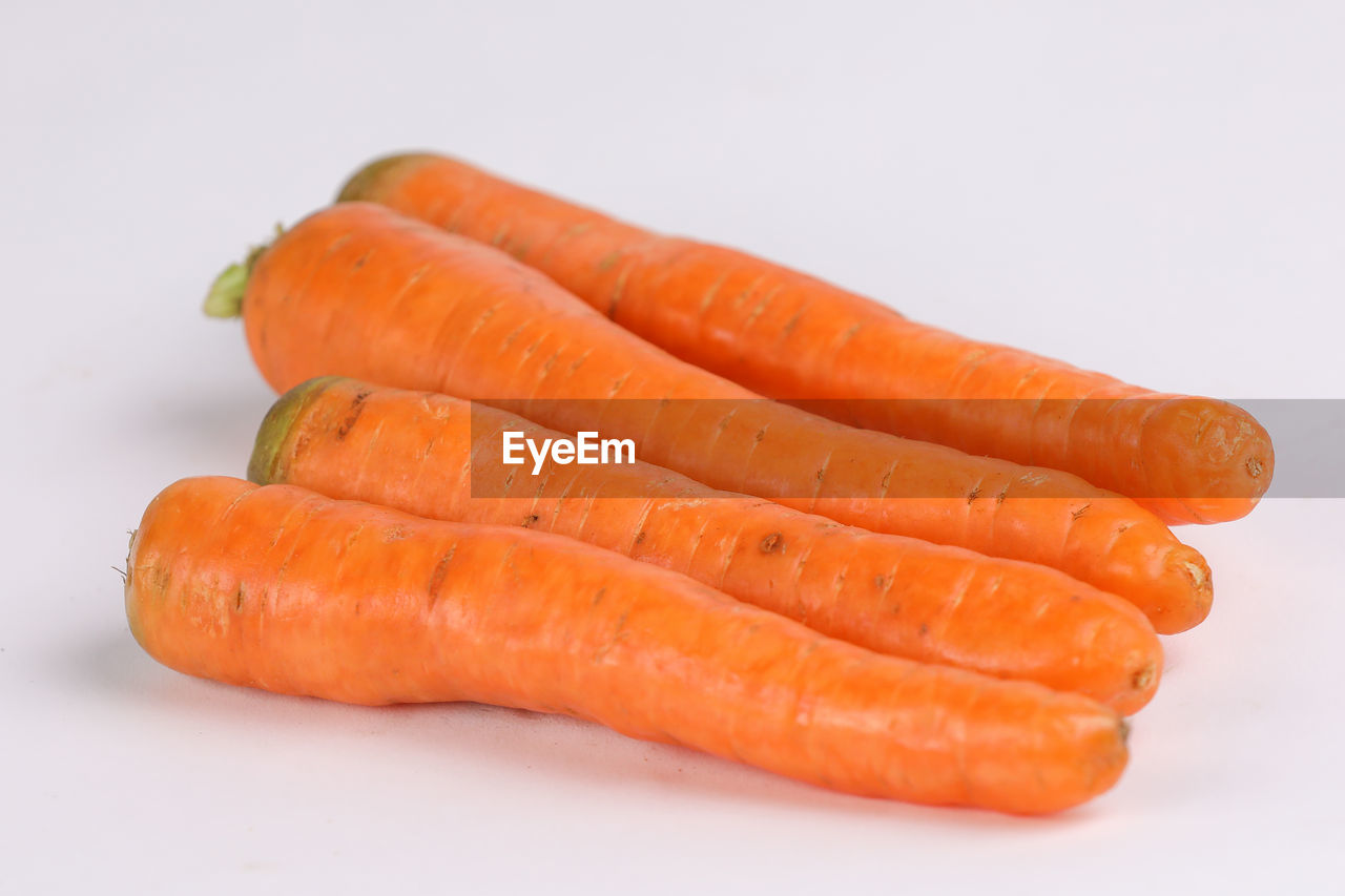 CLOSE-UP OF FRESH ORANGE OVER WHITE BACKGROUND