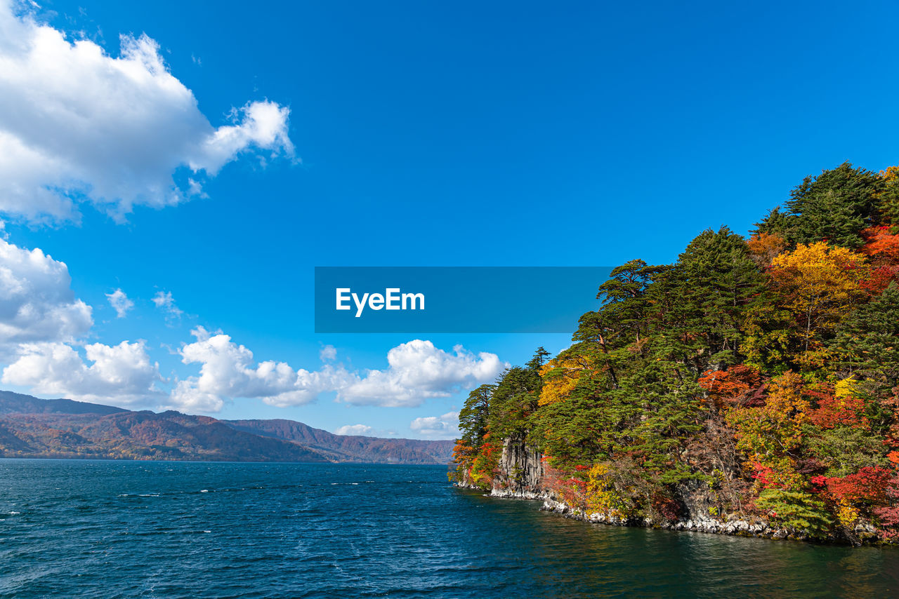 Lake towada utumn foliage scenery. towada-hachimantai national park in tohoku region. aomori, japan.