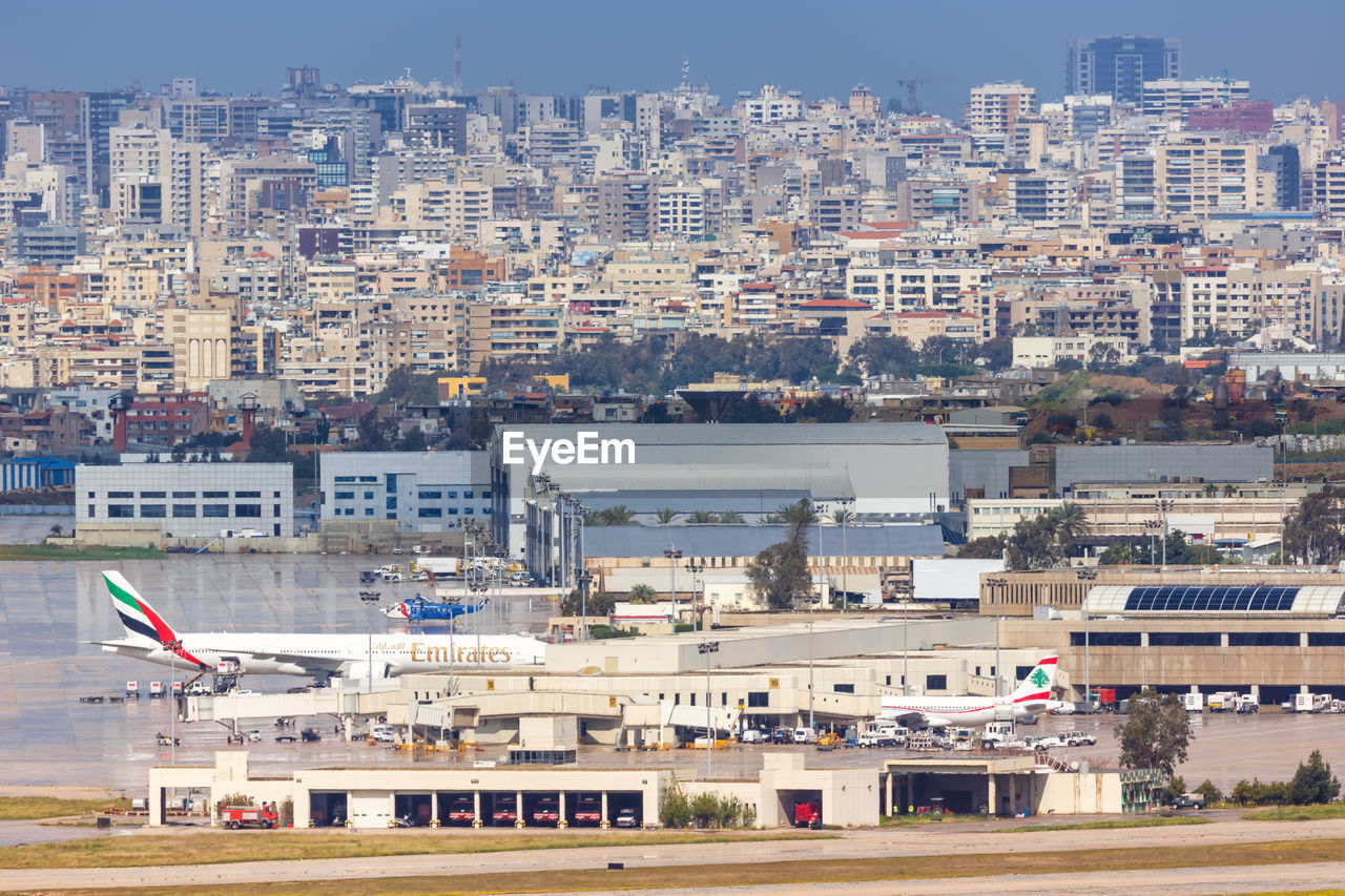 HIGH ANGLE VIEW OF BUILDINGS AGAINST SKY