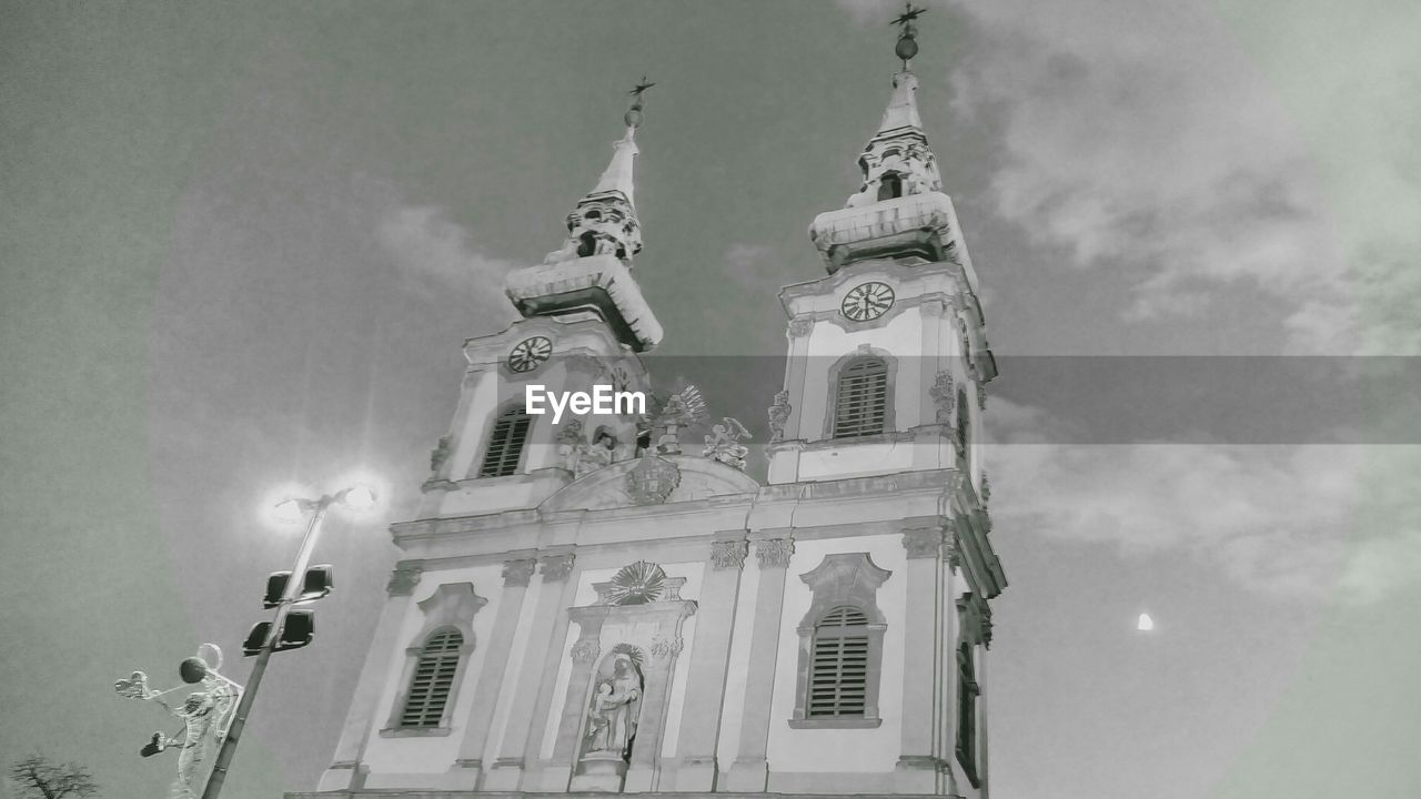 LOW ANGLE VIEW OF TEMPLE AGAINST SKY