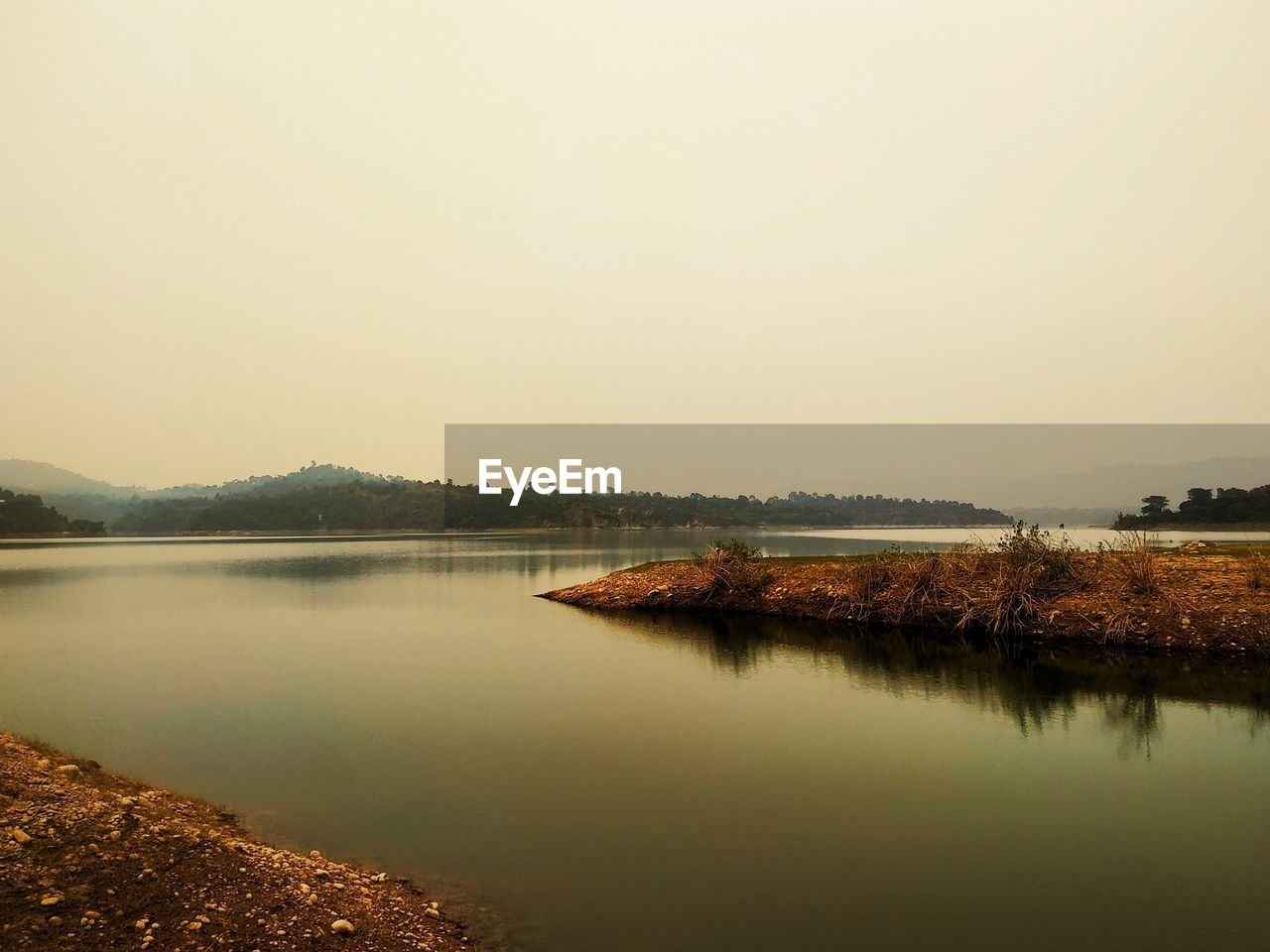 PANORAMIC VIEW OF LAKE AGAINST SKY