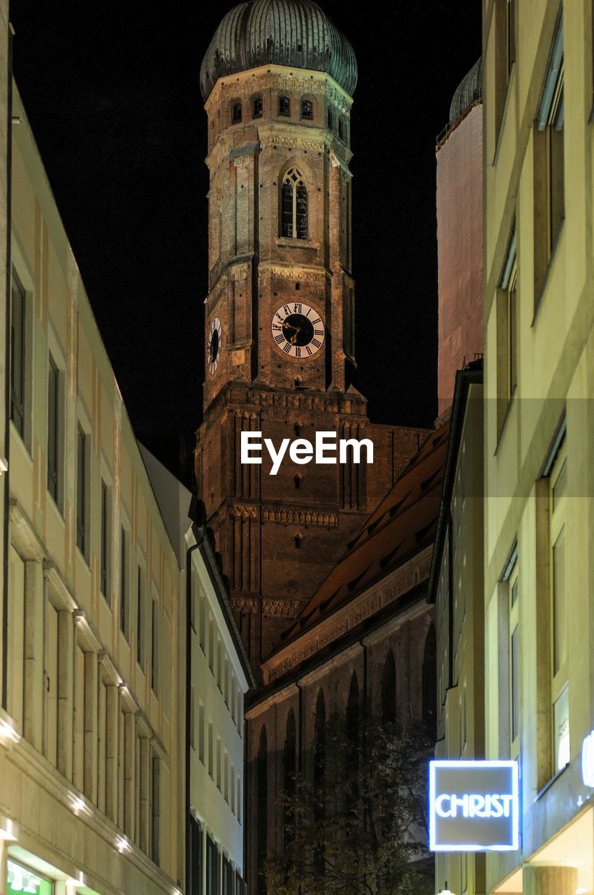 LOW ANGLE VIEW OF BUILDINGS IN CITY