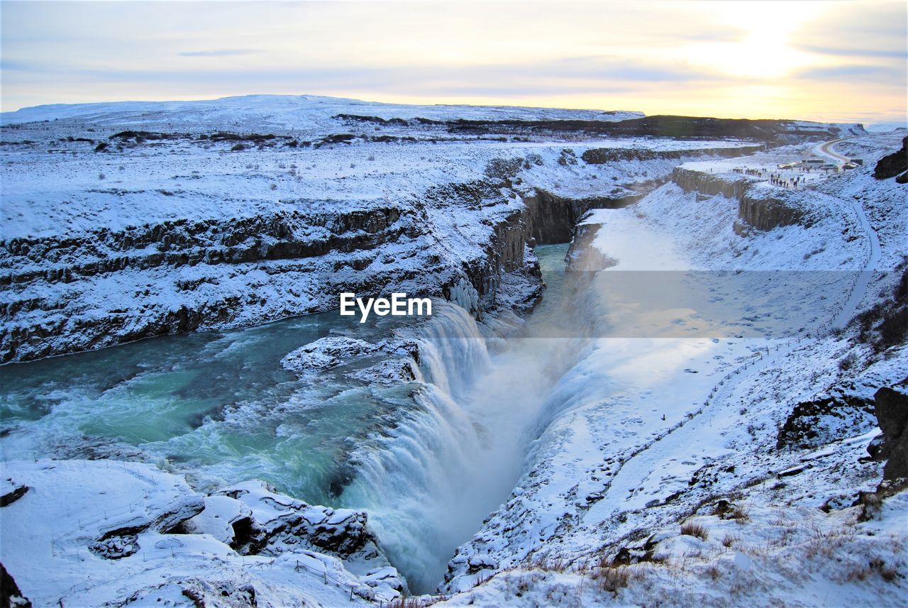 CLOSE-UP OF WATER FLOWING AGAINST SKY