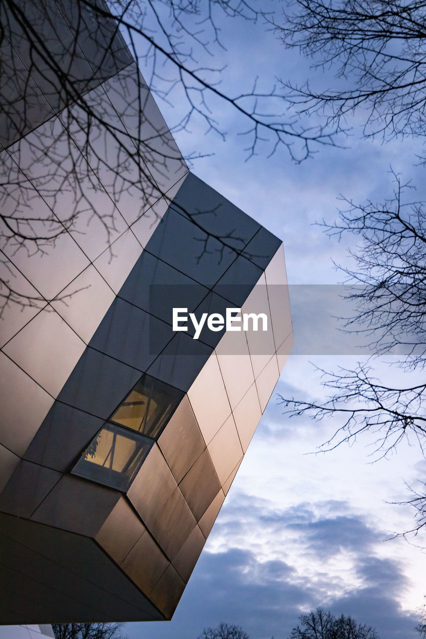 LOW ANGLE VIEW OF MODERN BUILDINGS AGAINST SKY