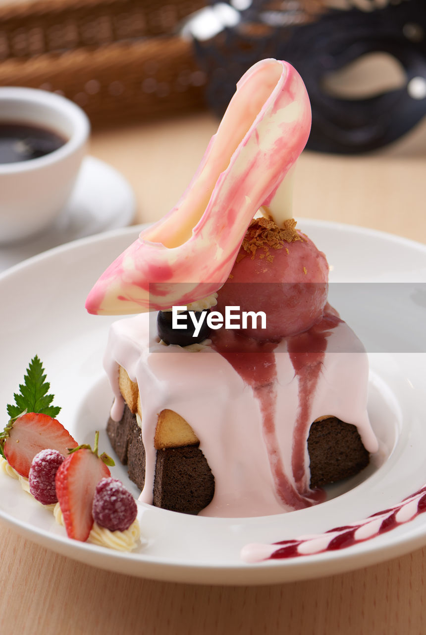 HIGH ANGLE VIEW OF CAKE ON TABLE