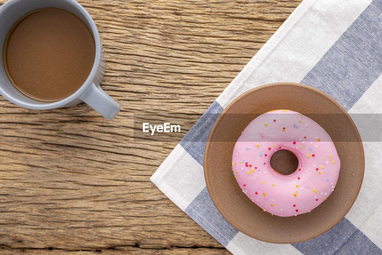 HIGH ANGLE VIEW OF COFFEE CUP ON WOOD