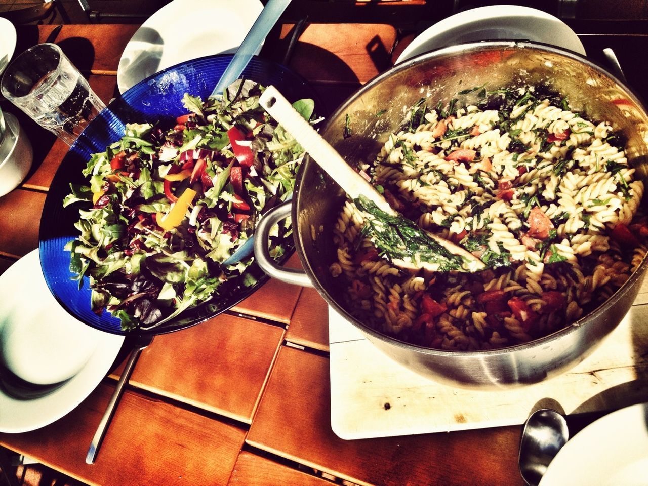 CLOSE-UP OF FOOD IN BOWL