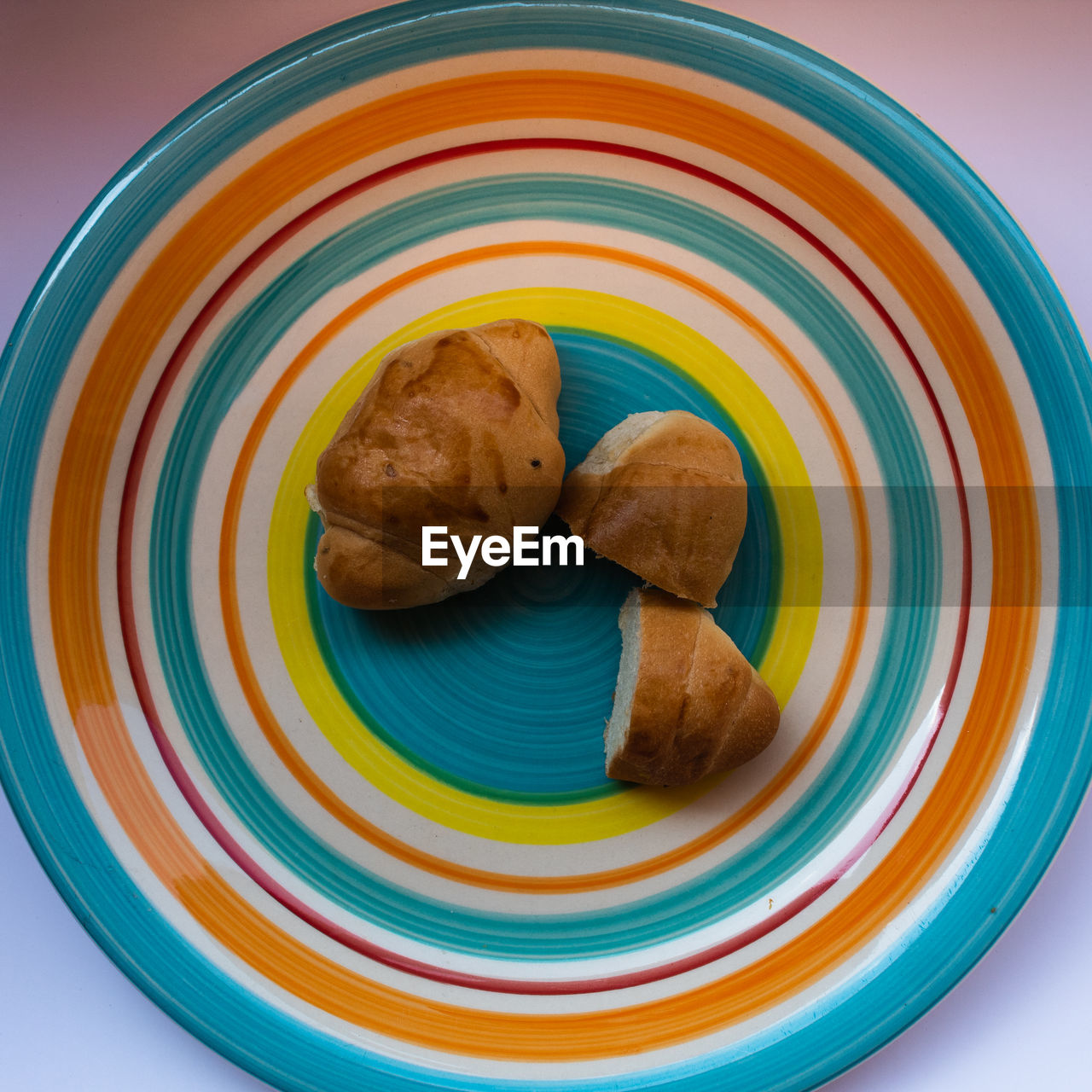 HIGH ANGLE VIEW OF COOKIES IN PLATE